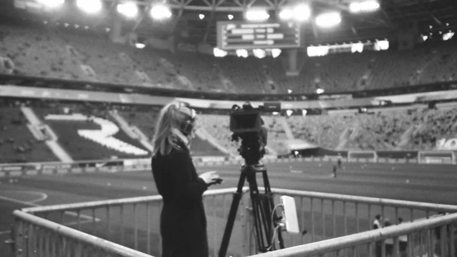 Opératrice caméra en tribune de stade
